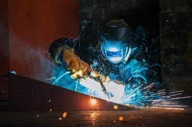 Trabajador de soldadura de metal - foto de stock