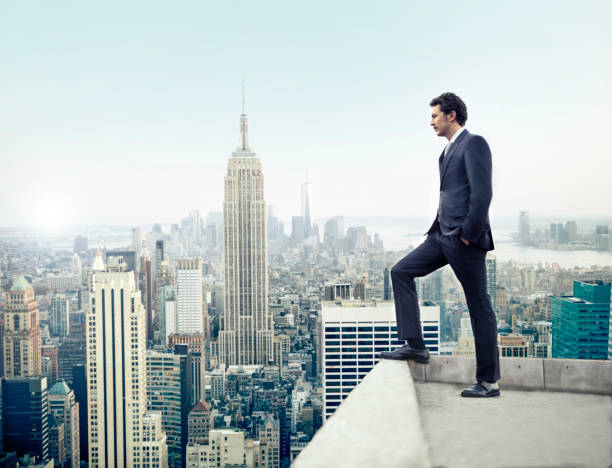 бизнесмен в нью-йорке - men on roof стоковые фото и изображения