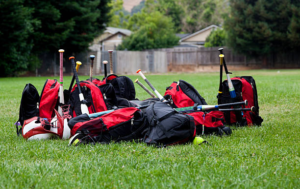artificiais softbol equipamento de equipa de poedeiras no chão - field baseball grass sky imagens e fotografias de stock