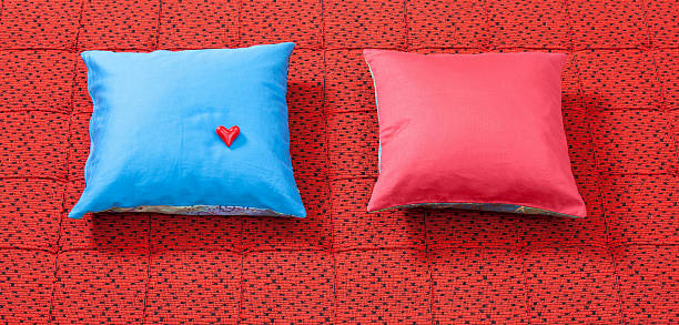 par de almohadas - heart shape pillow cushion textile fotografías e imágenes de stock