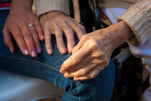 istock Women's hands. Mother and daughter 512993231