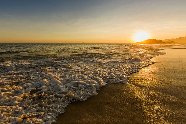 złoty zachód słońca w puste plaża - tilted horizon zdjęcia i obrazy z banku zdjęć