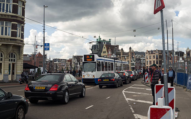 route circulation ville d'amsterdam - motor vehicle outdoors crowd landscape photos et images de collection