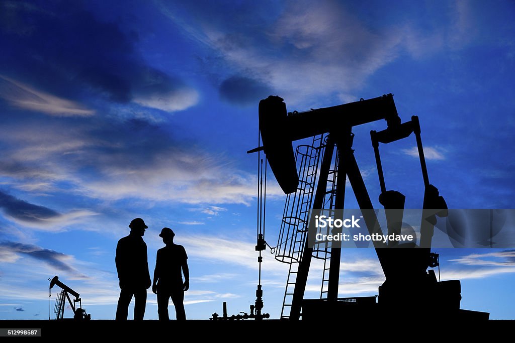 - Arbeitnehmer in der Dämmerung - Lizenzfrei Erdöl Stock-Foto