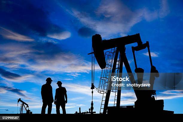 Arbeitnehmer In Der Dämmerung Stockfoto und mehr Bilder von Erdöl - Erdöl, Erdgas, Benzin