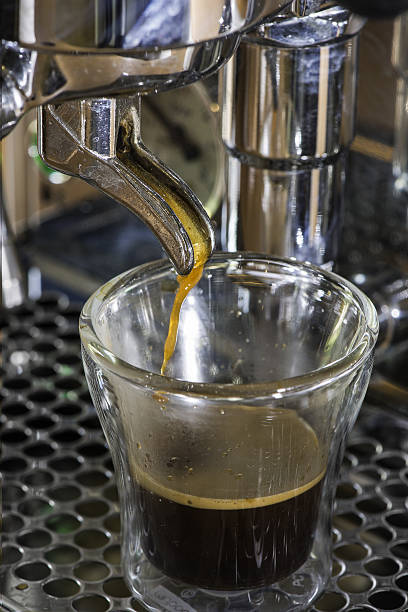 caffè, caffè, una macchina per caffè espresso bar, una caffetteria, barista - symetrie foto e immagini stock