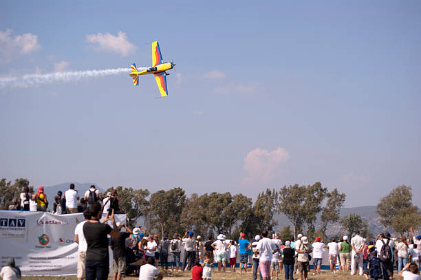 air show - flying air vehicle performance airshow foto e immagini stock