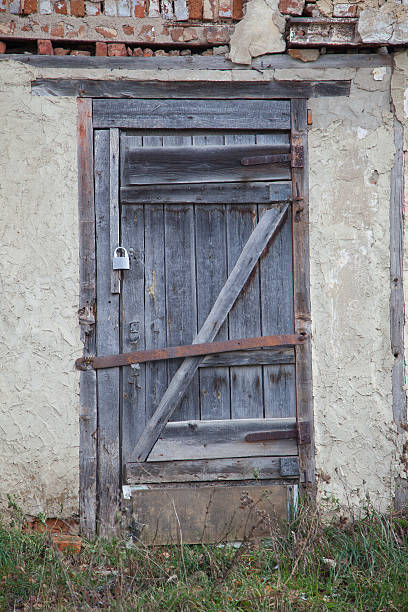 istock Old wooden door 513039628