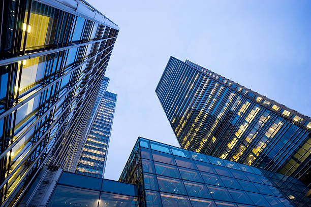 istock Business office building in London, England 513040964