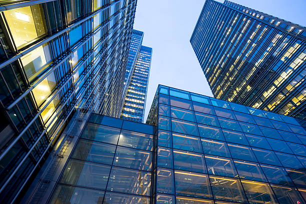 istock Business office building in London, England 513041168