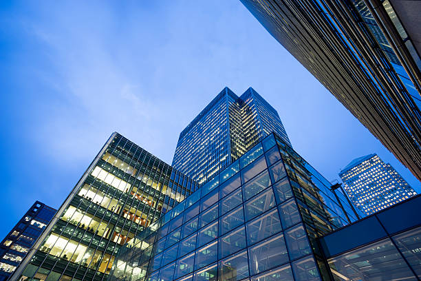 istock Business office building in London, England 513041608