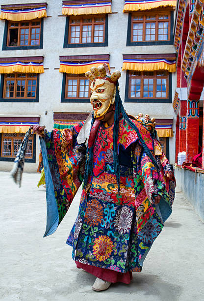 cham-tanz in lamayuru gompa in ladakh, indien norden - cham mask stock-fotos und bilder