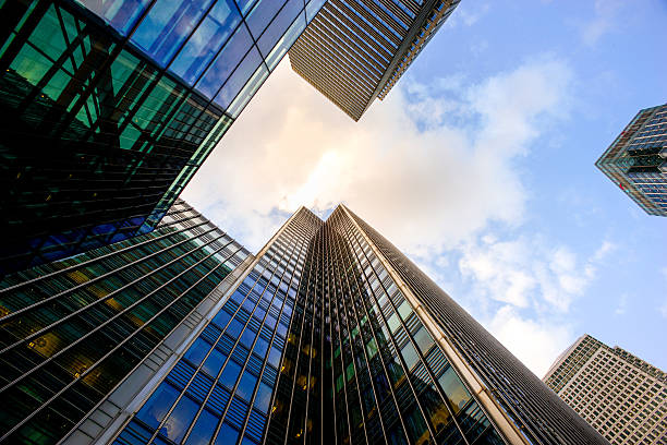 istock Business office building in London, England 513043868