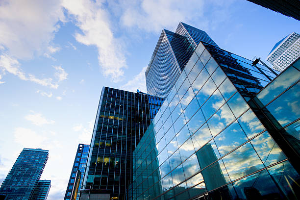 istock Business office building in London, England 513043902