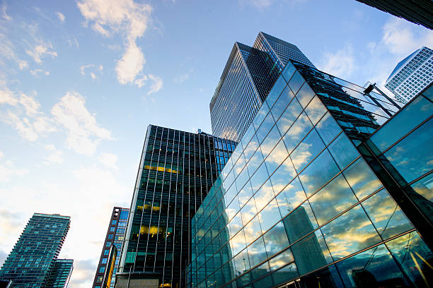 istock Business office building in London, England 513044110