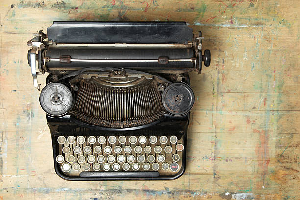 máquina de escribir vintage - typewriter typing machine old fotografías e imágenes de stock