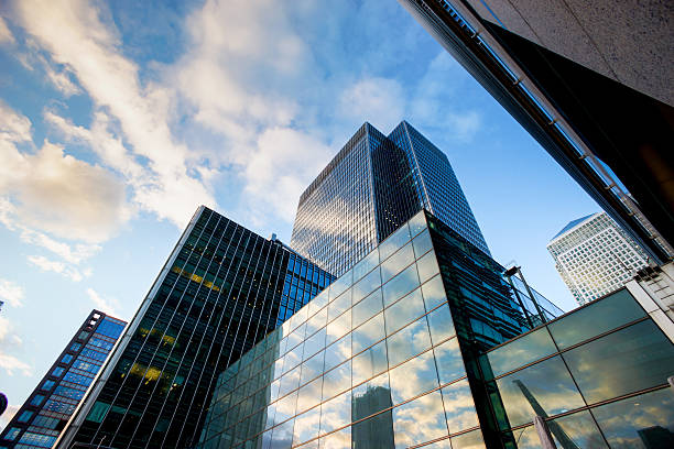 istock Business office building in London, England 513047664