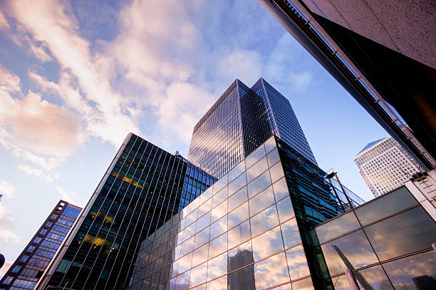 istock Business office building in London, England 513047692