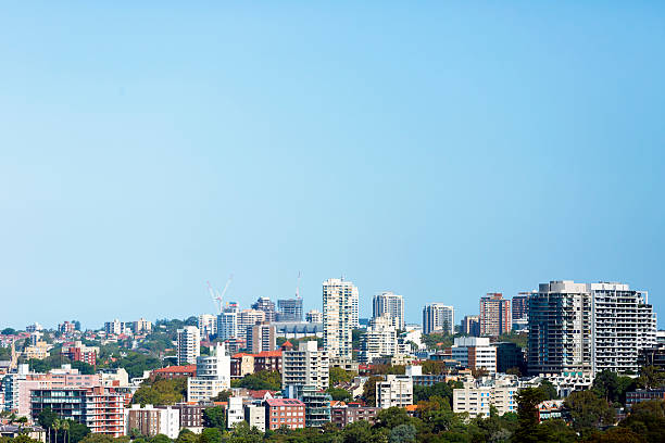 horizonte de sydney austrália contra o céu azul, espa�ço para texto - sydney australia skyline city panoramic - fotografias e filmes do acervo