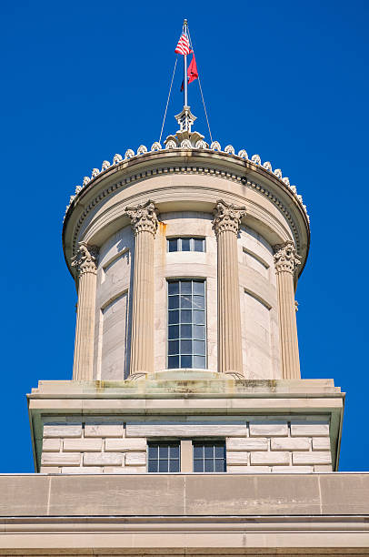 edifício capitólio do estado do tennessee - nashville tennessee state capitol building federal building imagens e fotografias de stock