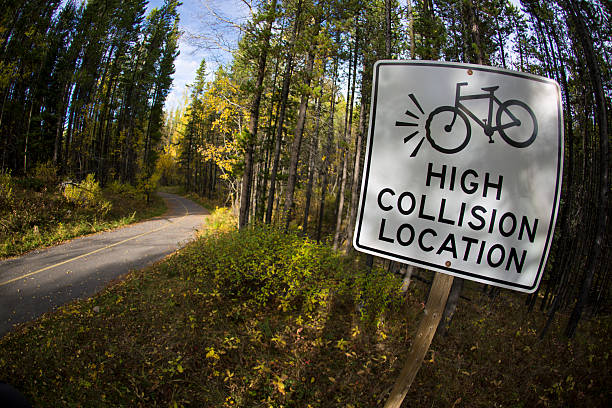 trilha de bicicleta de colisão localização - asphalt curve corner road - fotografias e filmes do acervo