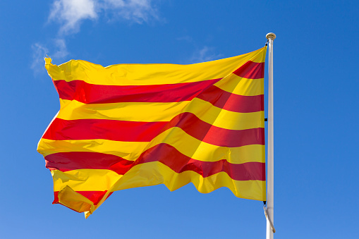 Bandera catalana saludar con la mano photo