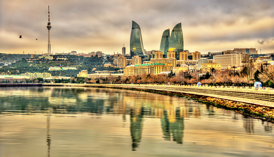 Vista de Bakú por el mar Caspio photo