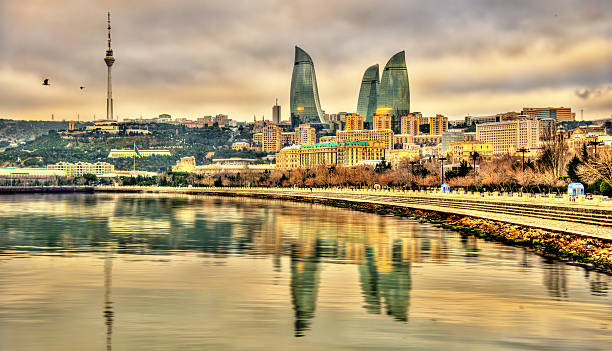 vista de bakú por el mar caspio - azerbaiyán fotografías e imágenes de stock