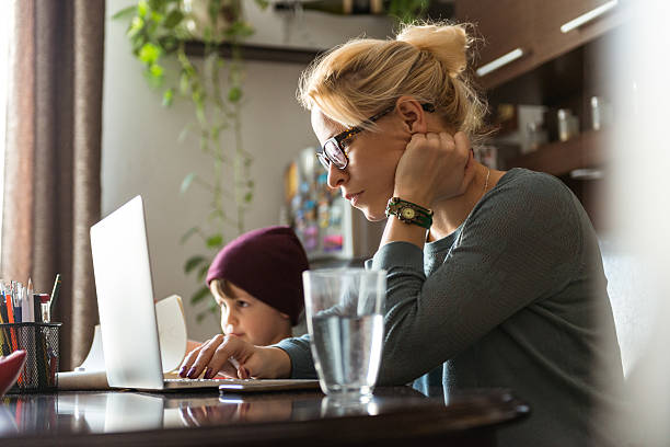 koncentruje się na pracy - working mother child emotional stress mother zdjęcia i obrazy z banku zdjęć