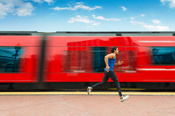 ダウンタウンを走るトローリーの - san diego trolley ストックフォトと画像