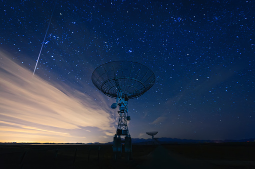 Antena parabólica bajo un cielo estrellado cielo photo