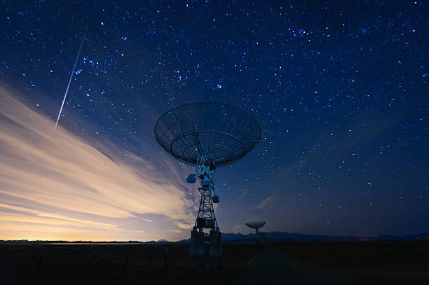 antena parabólica bajo un cielo estrellado cielo - star trail galaxy pattern star fotografías e imágenes de stock