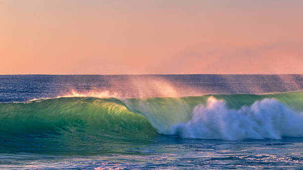 colorfull brechenden welle bei sonnenuntergang - coastline noosa heads australia landscape stock-fotos und bilder