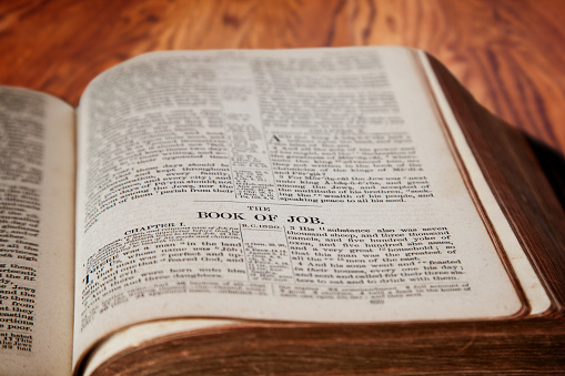 El Rey James Biblia Libro de trabajo sobre fondo de madera rústica photo