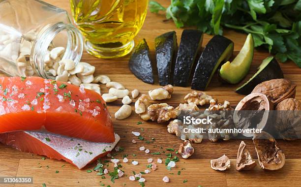 Omega 3 Alimentos Sobre Fondo De Madera Foto de stock y más banco de imágenes de Comida mediterránea - Comida mediterránea, Antiinflamatorio, Régimen alimenticio