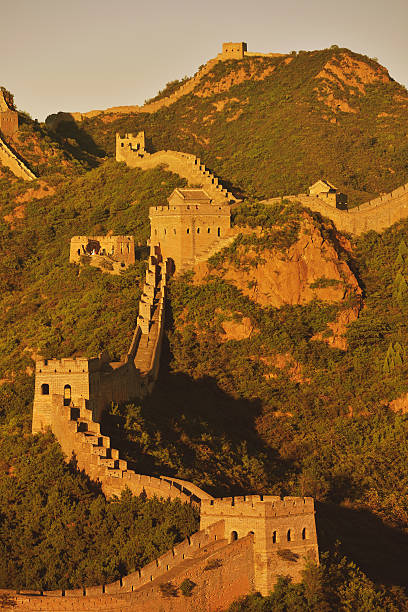 la gran muralla al anochecer - badaling fotografías e imágenes de stock