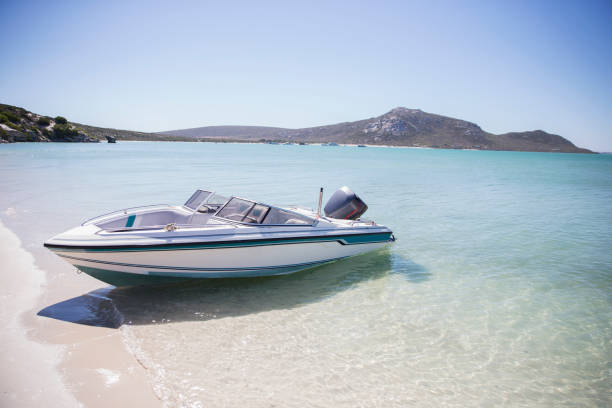 speedboat beached on shore - speedboat leisure activity relaxation recreational boat imagens e fotografias de stock