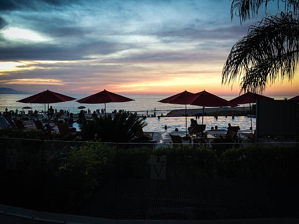 pôr do sol sobre a praia estância em puerto vallarta, méxico - milnerton imagens e fotografias de stock