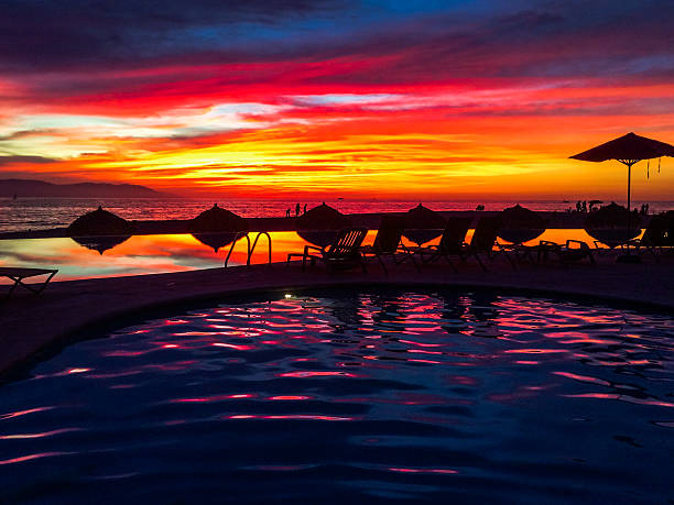 piscina de borda infinita com colorido pôr do sol em puerto vallarta, méxico - milnerton - fotografias e filmes do acervo