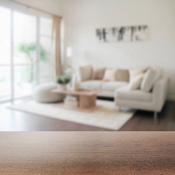 mesa de madera con superficie de desenfoque de interior moderno de sala de estar - living will fotografías e imágenes de stock