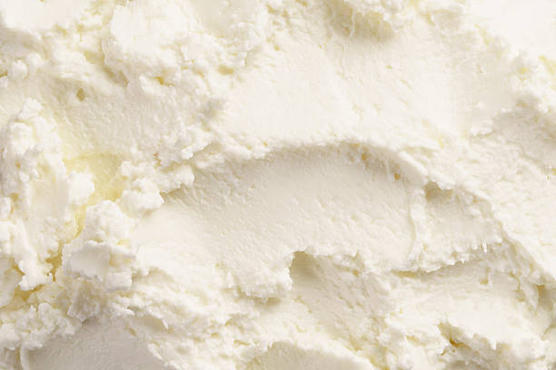 gros plan de la texture de la crème de fromage, comme la ricotta - ricotta photos et images de collection