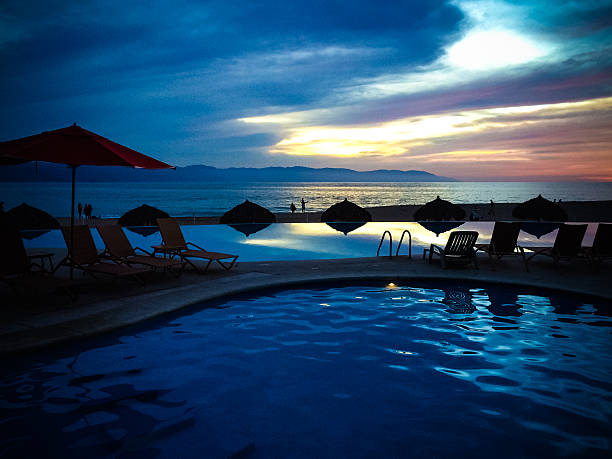 piscina de borda infinita com colorido pôr do sol em puerto vallarta, méxico - milnerton - fotografias e filmes do acervo