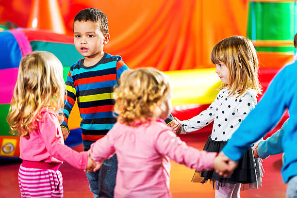 bambini ballare in una stanza dei giochi. - circle child preschool preschooler foto e immagini stock