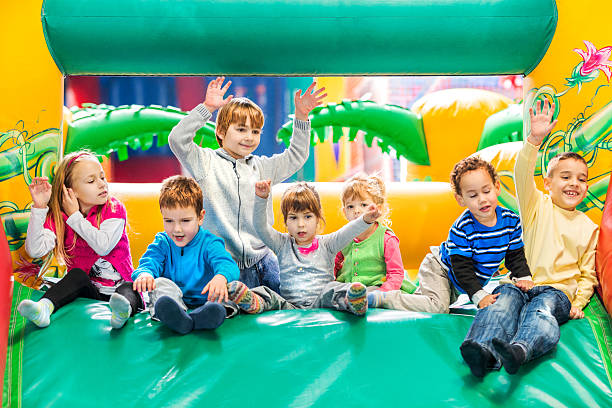 enfants dans la salle de jeux. - inflatable slide sliding child photos et images de collection