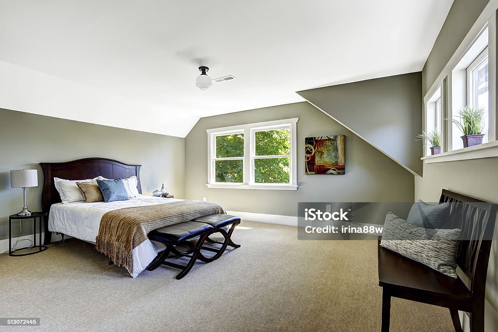 Quarto com paredes verde e teto em arco - Foto de stock de Quarto de dormir royalty-free Quarto com paredes verde e teto em arco - Foto de stock de Quarto de dormir royalty-free