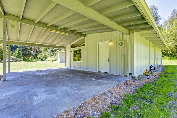 istock Countryside old house with concrete walkout deck 513072617