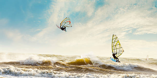 windsurfers наслаждаясь дождливый день в нидерландах - surfing surf wave extreme sports стоковые фото и изображения