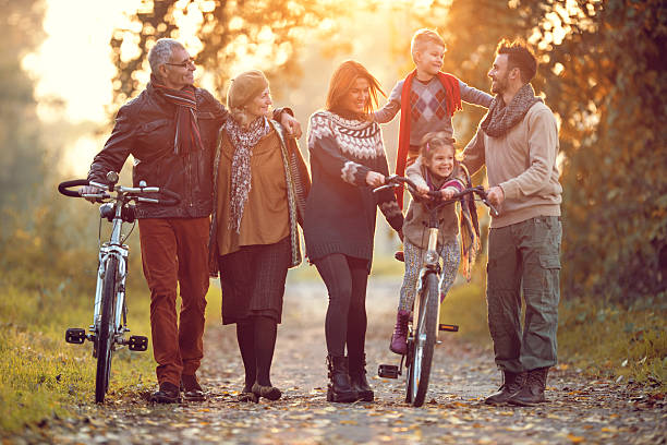 spielerische familie mit mehreren generationen spaß haben mit fahrräder in natur. - family grandmother multi generation family nature stock-fotos und bilder