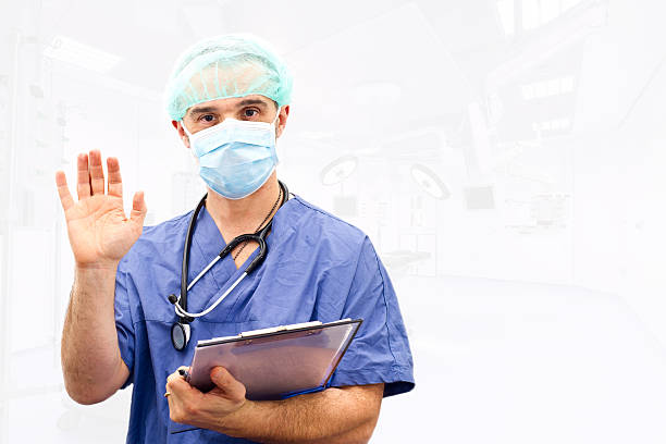 lekarz, dając ręką w pracy pokoju tle - surgeon isolated paramedic operating room zdjęcia i obrazy z banku zdjęć