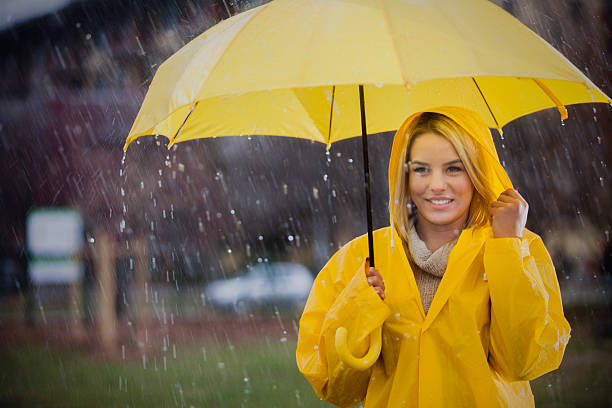 ładny dziewczyna gotowy na deszcz! - umbrella women storm yellow zdjęcia i obrazy z banku zdjęć